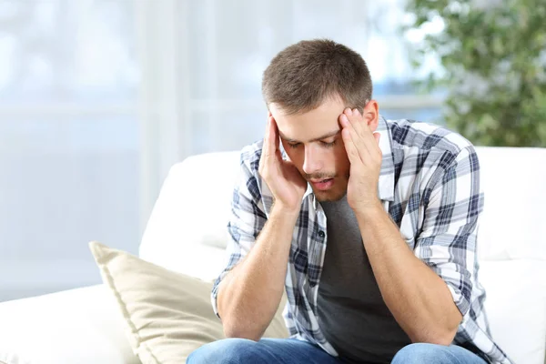 Člověk trpící bolestí hlavy doma — Stock fotografie