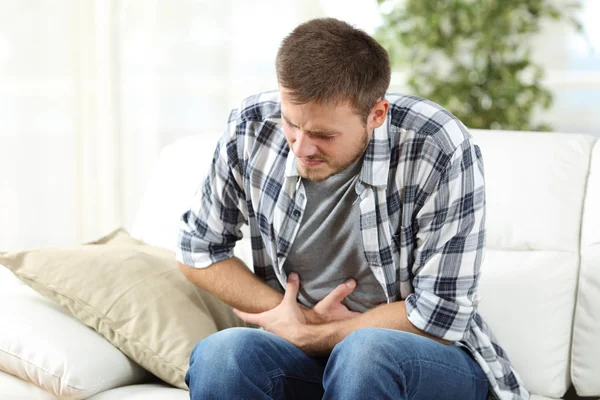 Hombre sufriendo dolor de estómago —  Fotos de Stock