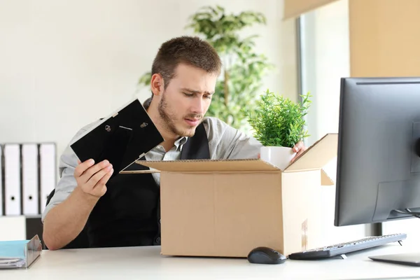 Triste demitido empresário no escritório — Fotografia de Stock