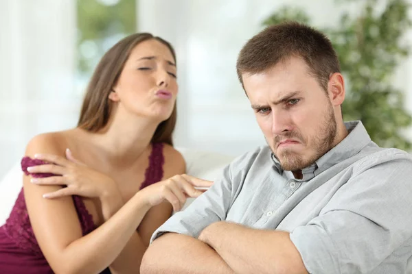 Homem irritado rejeitando uma oferta de sexo de sua namorada — Fotografia de Stock
