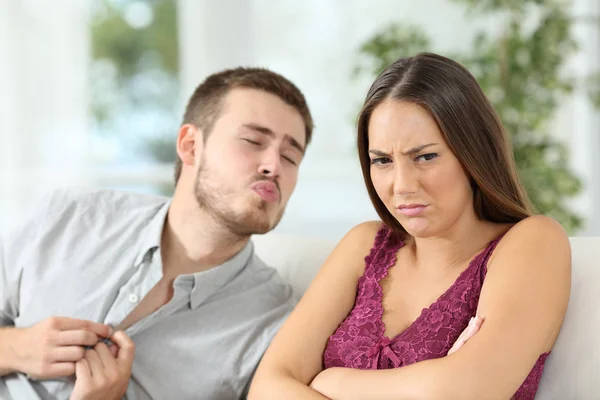 Angry woman rejecting a sex offer from her boyfriend — Stock Photo, Image