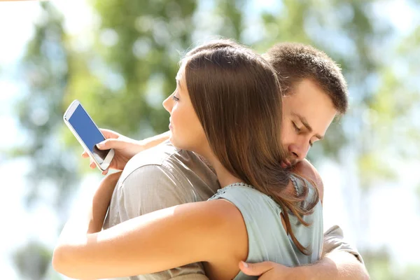 Freundin betrügt und umarmt ihren Freund — Stockfoto