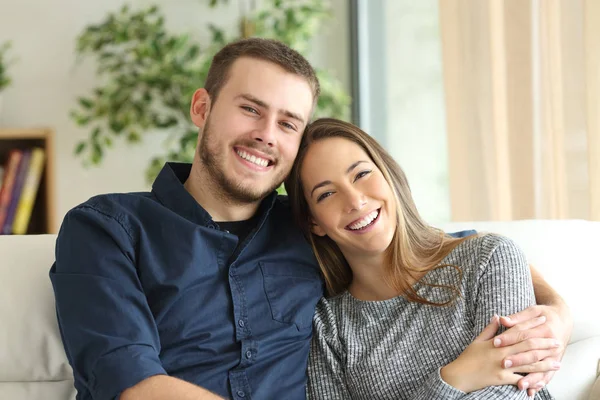 Happy couple looking at camera at home — Stock Photo, Image