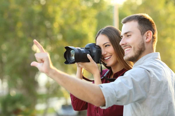 Aprendizaje de fotógrafos en un curso de fotografía —  Fotos de Stock