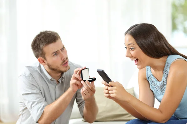 Mujer ignorando una propuesta de matrimonio —  Fotos de Stock