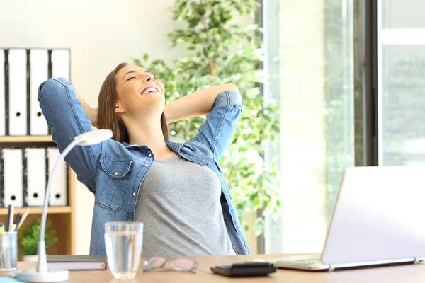 Empresario descansando en la oficina — Foto de Stock