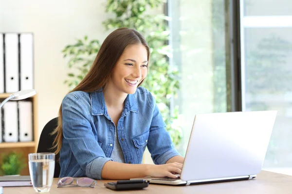 Imprenditore che lavora con un computer portatile — Foto Stock