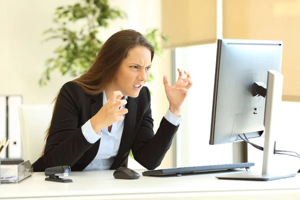 Mulher de negócios furiosa usando um computador — Fotografia de Stock