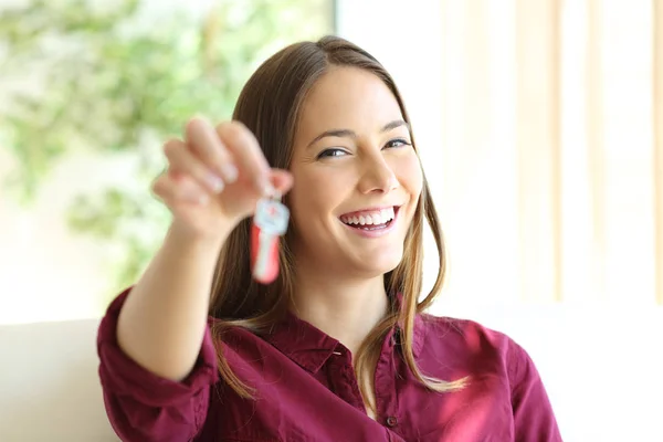 Счастливый владелец или арендатор показывает ключи — стоковое фото