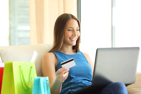 Comprador on-line com cartão de crédito — Fotografia de Stock