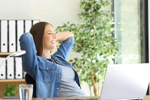 Entrepreneur satisfait regardant par la fenêtre — Photo