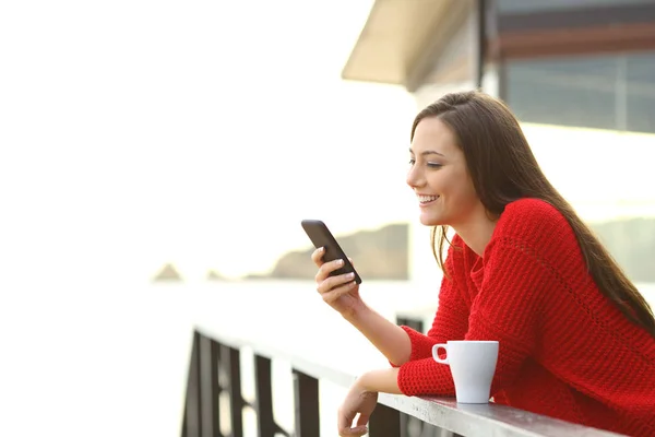 Mujer usando teléfono móvil al aire libre — Foto de Stock