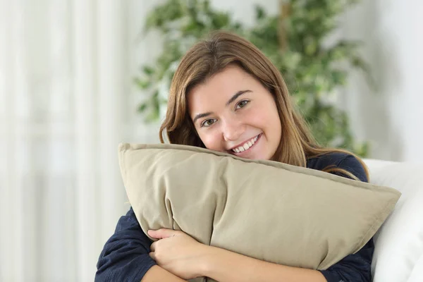 Gelukkig tiener meisje die zich voordeed op zoek naar jou — Stockfoto