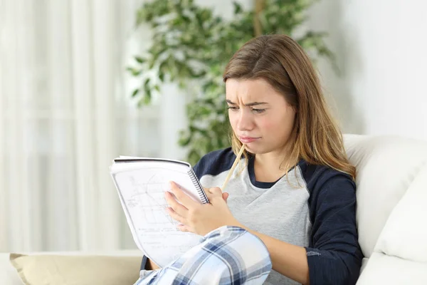 Studente imparando una lezione difficile — Foto Stock