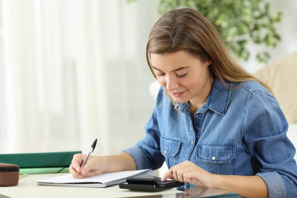 Étudiant étudiant calculant avec une calculatrice — Photo