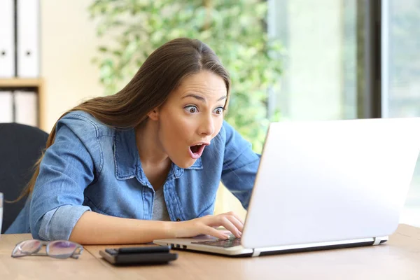 Empresario sorprendido trabajando en línea —  Fotos de Stock