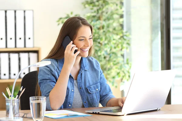 Entrepreneur calling on phone working with laptop — Stock Photo, Image