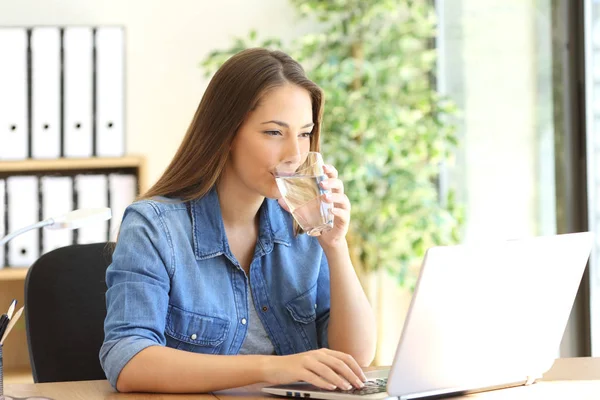 Drinkwater van de ondernemer en werken — Stockfoto