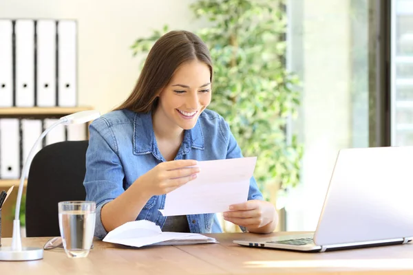 起業家の女性はオフィスで手紙を読む — ストック写真