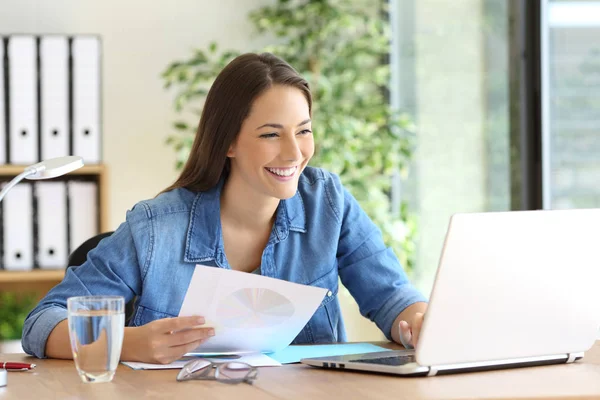 Empreendedor trabalhando comparando documentos online — Fotografia de Stock