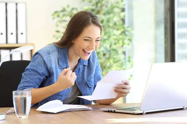 Excited entrepreneur girl reading a letter — Stock Photo, Image