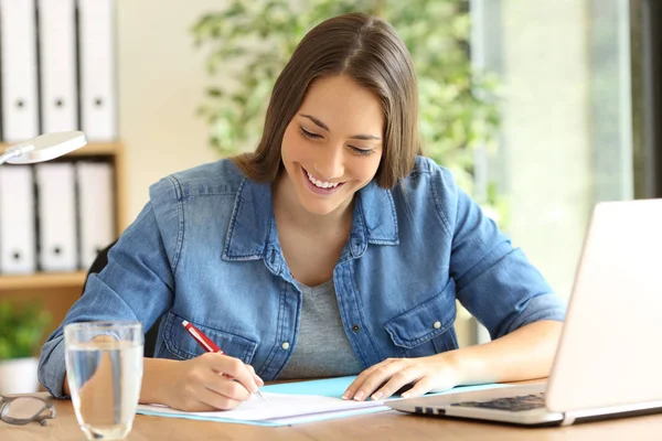 Freiberufler unterschreiben oder Formular ausfüllen — Stockfoto