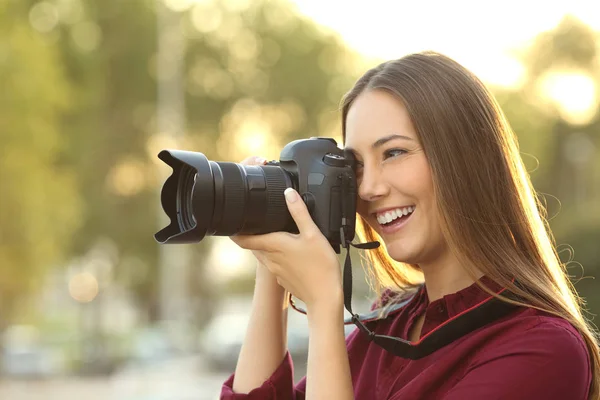 Fotograf fotografování s digitálním fotoaparátem — Stock fotografie