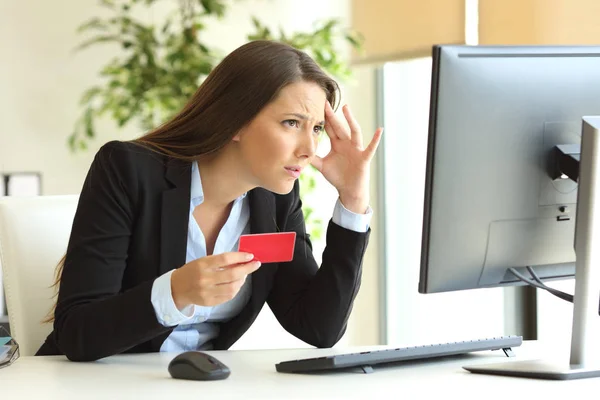 Orolig affärskvinna att köpa med kreditkort — Stockfoto
