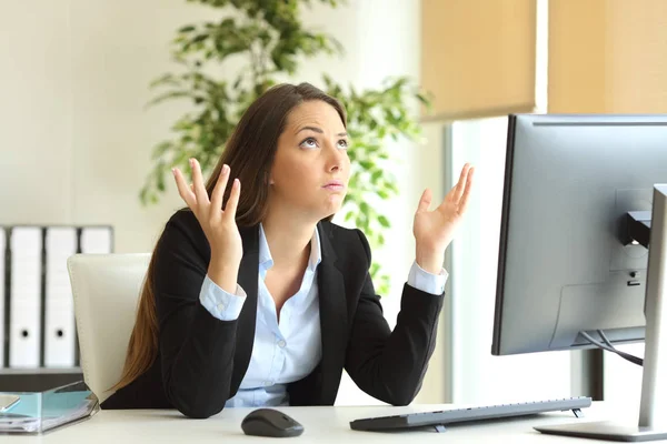 Беспокойная деловая женщина молится в офисе — стоковое фото