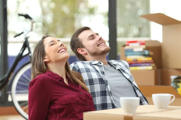 Paar ontspannen en bewegende huis — Stockfoto