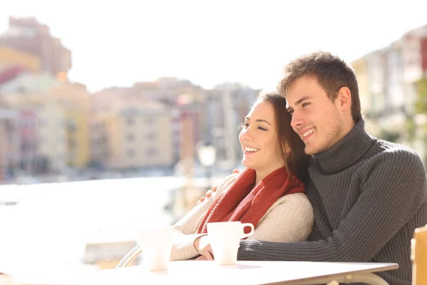 Couple relaxing in an hotel terrace on holidays — Stock Photo, Image