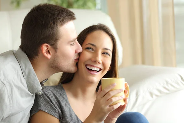 Feliz marido besando a su esposa. Pareja feliz —  Fotos de Stock