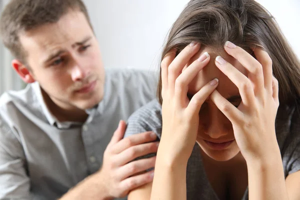 Mulher triste e um amigo reconfortante — Fotografia de Stock