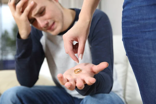 Wife breaking up leaving the wedding ring — Stock Photo, Image