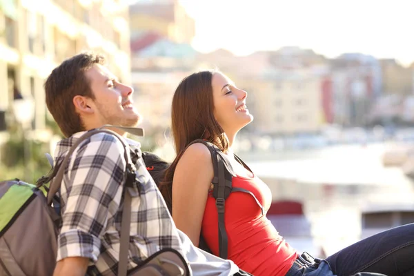 Cuplu de turiști adolescenți care se relaxează în vacanțe — Fotografie, imagine de stoc