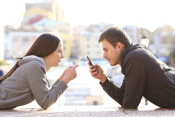 Pár tizenéves gyötört-val szúró telefon — Stock Fotó