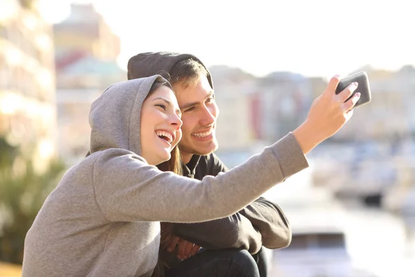 Couple of teens taking a selfie outdoors — Stock Photo, Image