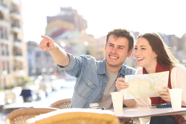 Pareja de turistas en busca de destino durante el viaje —  Fotos de Stock