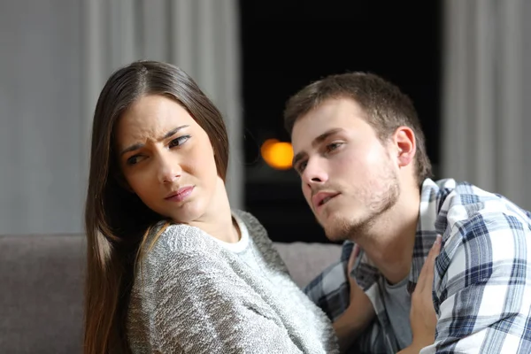 Homem tentando forçar o sexo e sua namorada negando — Fotografia de Stock