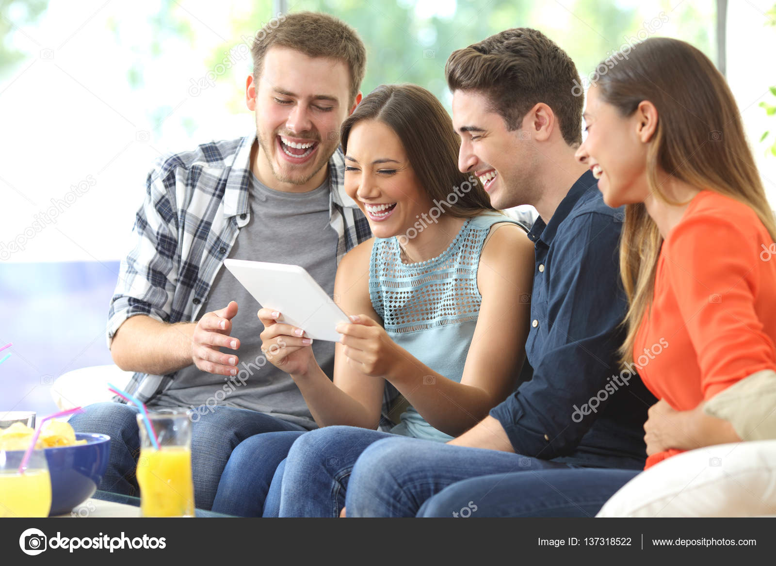 Amigos felices viendo los medios de comunicación en una tableta — Foto