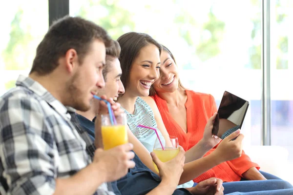 Grupo de amigos viendo vídeos en una tableta — Foto de Stock