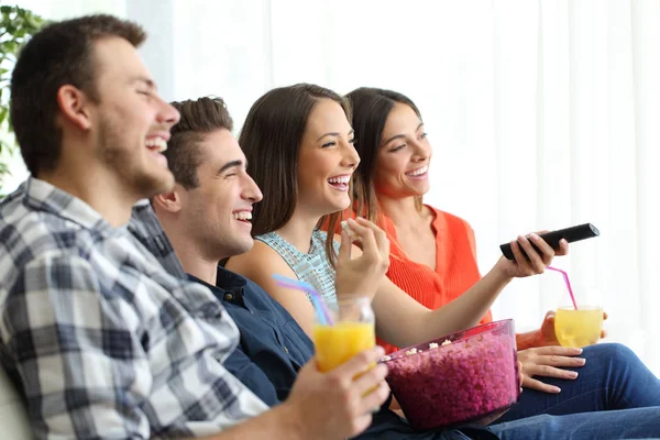 Amigos felices viendo la televisión en casa —  Fotos de Stock