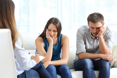 Üzgün çift evlilik danışmanı için dinleme