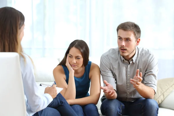 Casal irritado e triste conversando com um conselheiro matrimonial — Fotografia de Stock