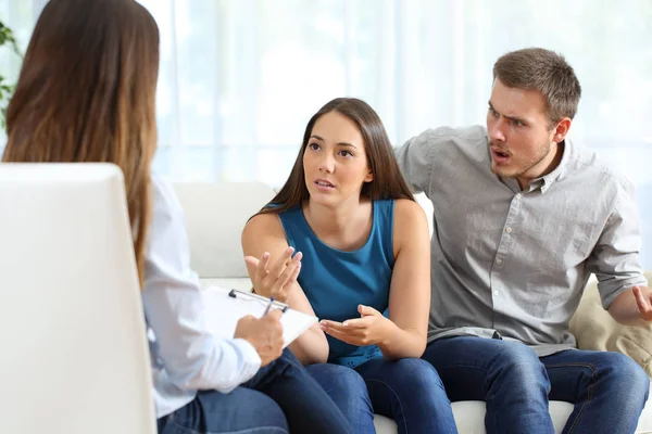 Boos paar praten met een huwelijk counselor — Stockfoto