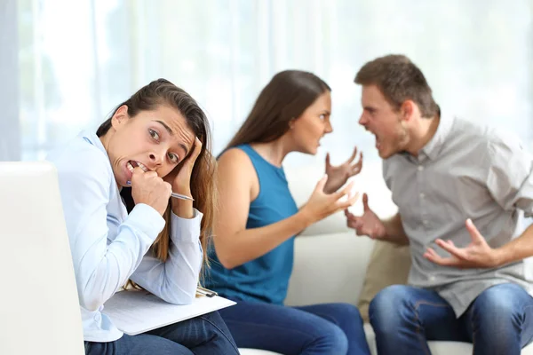 Casal discutindo na terapia enlouquecendo o terapeuta — Fotografia de Stock