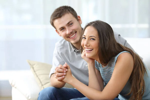 Lyckligt äktenskap poserar hemma — Stockfoto