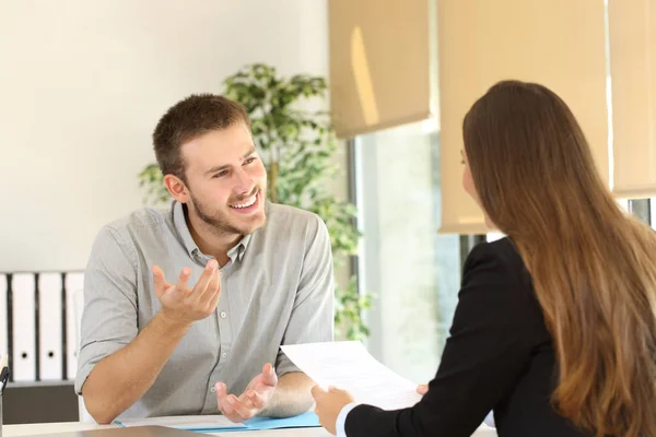 Man aan het praten in een sollicitatiegesprek — Stockfoto