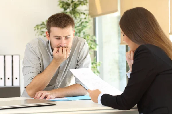 Nervös man i en anställningsintervju — Stockfoto