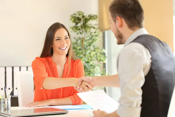 Empregado e chefe aperto de mão após uma entrevista de emprego — Fotografia de Stock